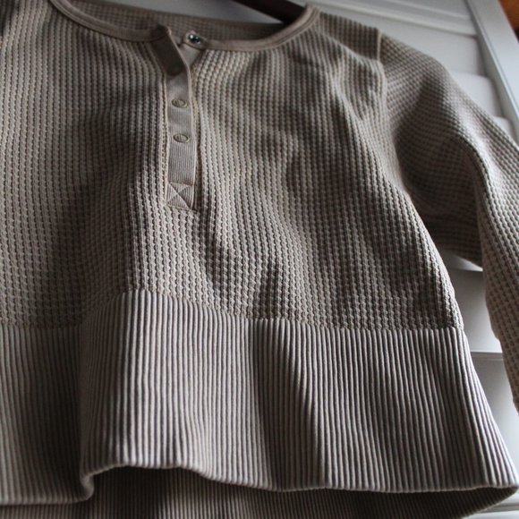 Aerie OFFLINE Main Squeeze Seamless Waffle Cropped Henley T-Shirt - Picture 2 of 5